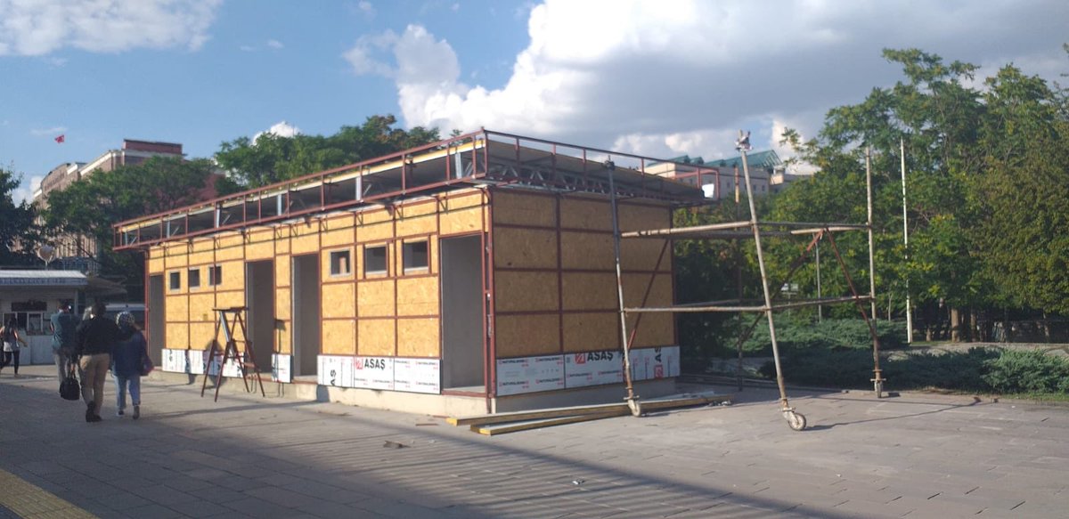 Ankara’da doğal sit alanı Abdi ipekçi Parkının önünde Atatürk Bulvarında , yaya kaldırımında, bu ucubeyi bi zahmet kaldırın. Ankara bunu hak ediyor mu? <a href="/ankarabbld/">Ankara Büyükşehir</a>