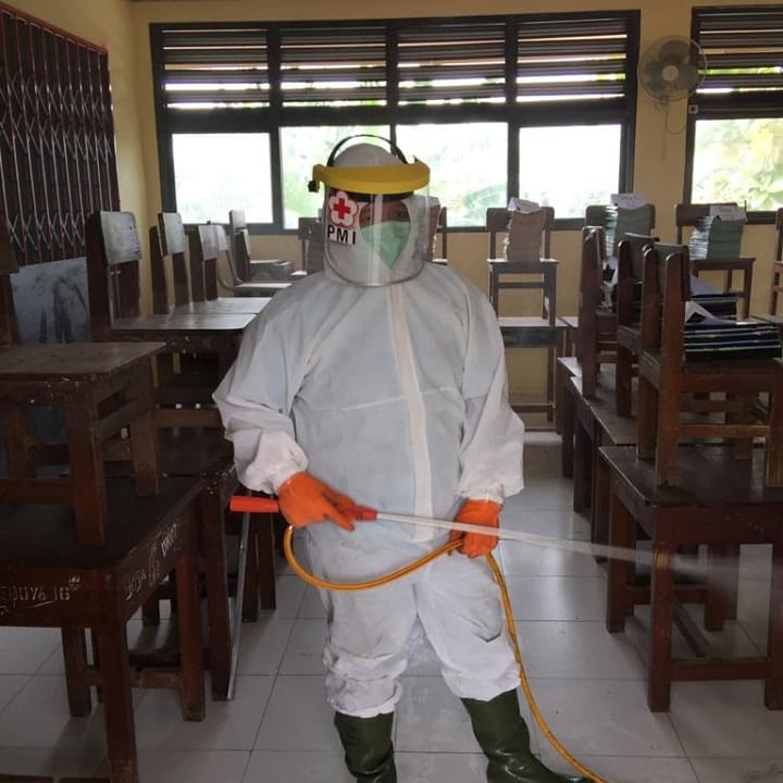 PMI Kota Jakarta Barat melakukan penyemprotan disinfektan di pasar Kopro, pasar Ganefo &amp; SDN Duri Kepa 17 Pg guna memutus mata rantai penyebaran virus Covid-19 di lingkungan masyarakat dan lingkungan sekolah.

#pmiselalubantu
#pmilawancovid 

<a href="/palangmerah/">Indonesian Red Cross</a> 
<a href="/PMI_DKI_Jakarta/">PMI Provinsi DKI Jakarta</a>