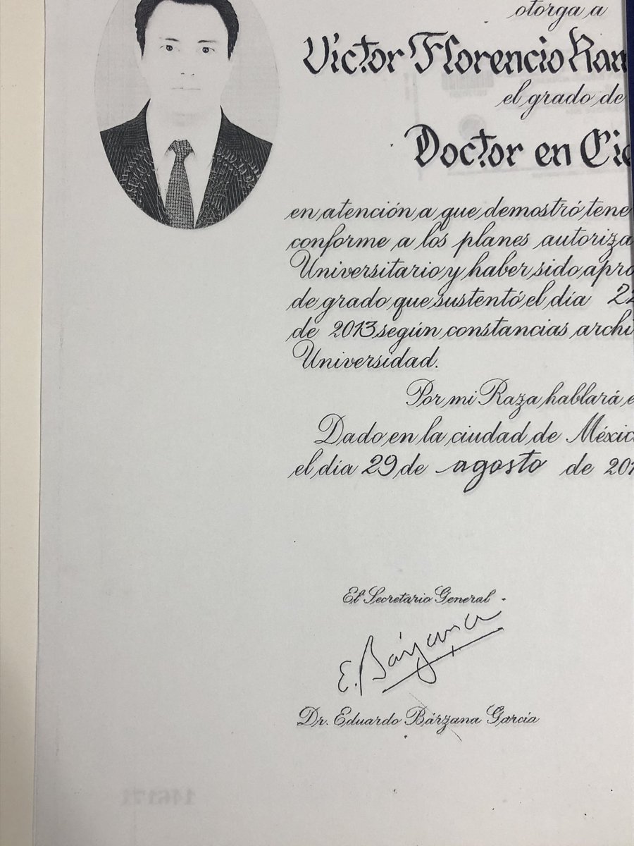 vicfc7's tweet photo. Debo confesar que dudé que el título de Ackerman fuera falso, entonces comparé con el mío. 
Chale ¡si es fake! https://t.co/ObNmgM1Gx3