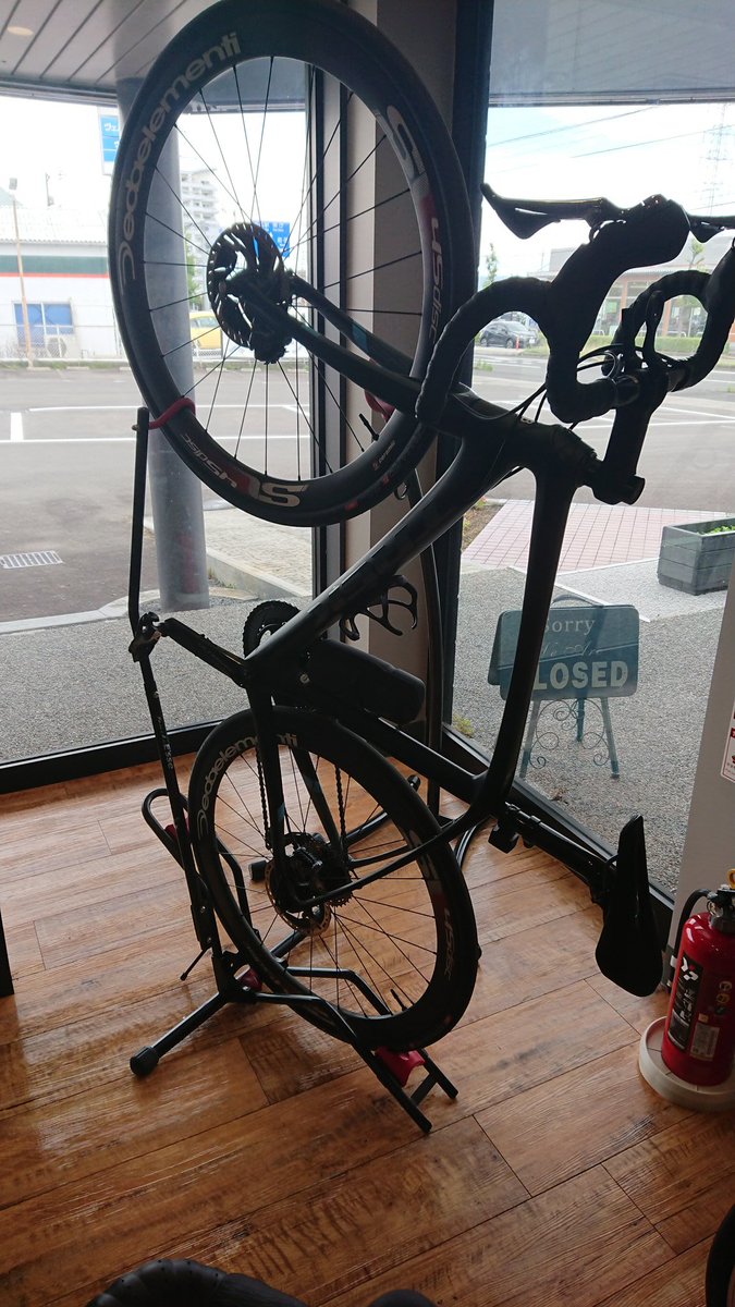 ট ইট র Wave Bikes 高松店です 自転車を縦置きできるスタンド Ds 20はいかがですか 自転車を省スペースで保管できるので 屋内保管に便利ですよ Wavebikes Trek トレックコンセプトストア Ds20 縦置きスタンド