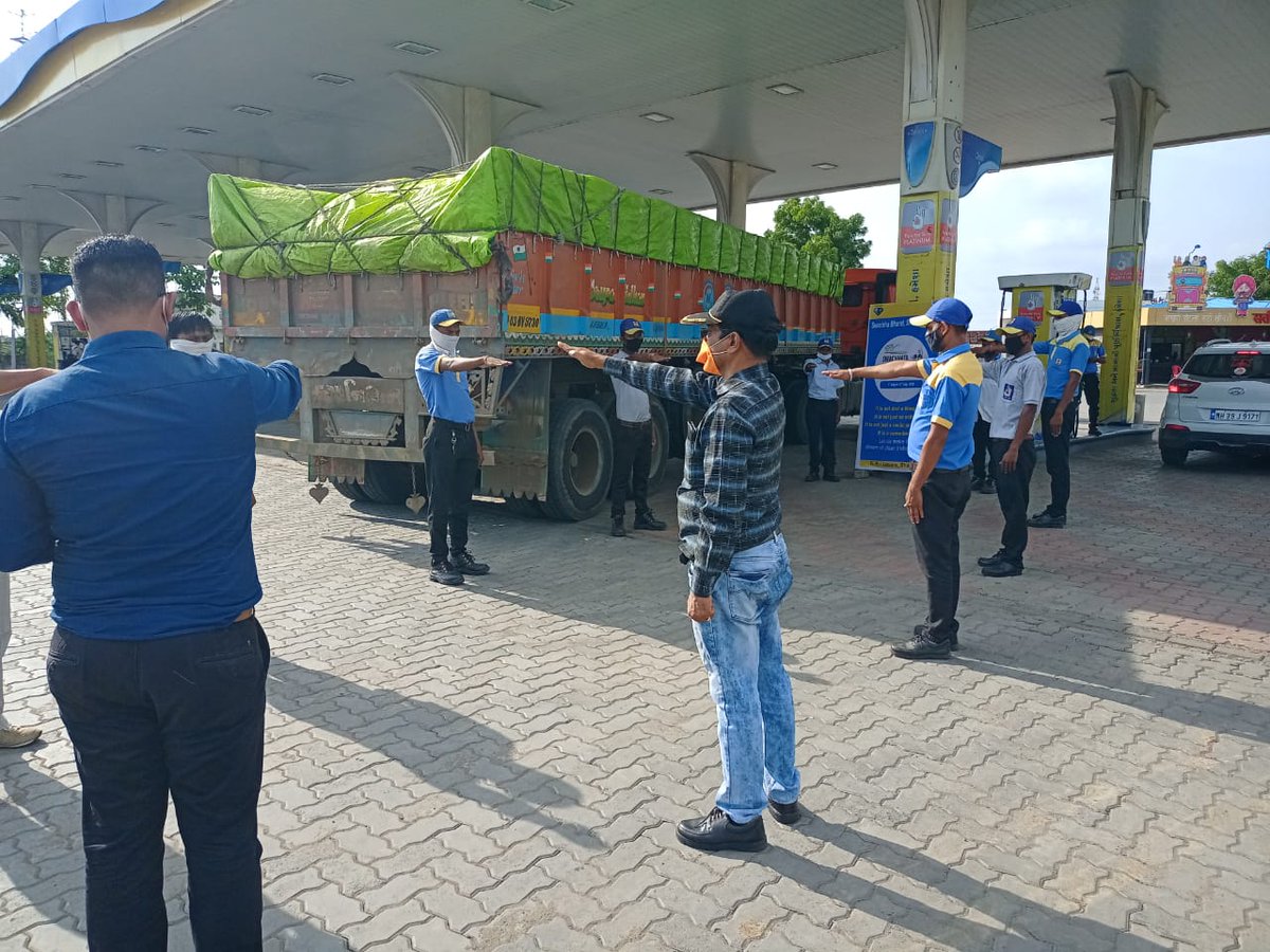 BPCLRETAILSURAT's tweet photo. हम सबका यही सपना...स्वच्छ होगा भारत अपना...
We at our OSTS BP Luvara NH8 Bharuch taking a pledge before starting our journey towards cleanliness...
#swacchabharat #samruddhabharat
@MIHIRJOSHI1972 @BPCLimited @BPCLRetail @Parthasarthy322 @kumarsantbpcl @ravips25 @DirectorM_BPCL https://t.co/yzBGOjShk7