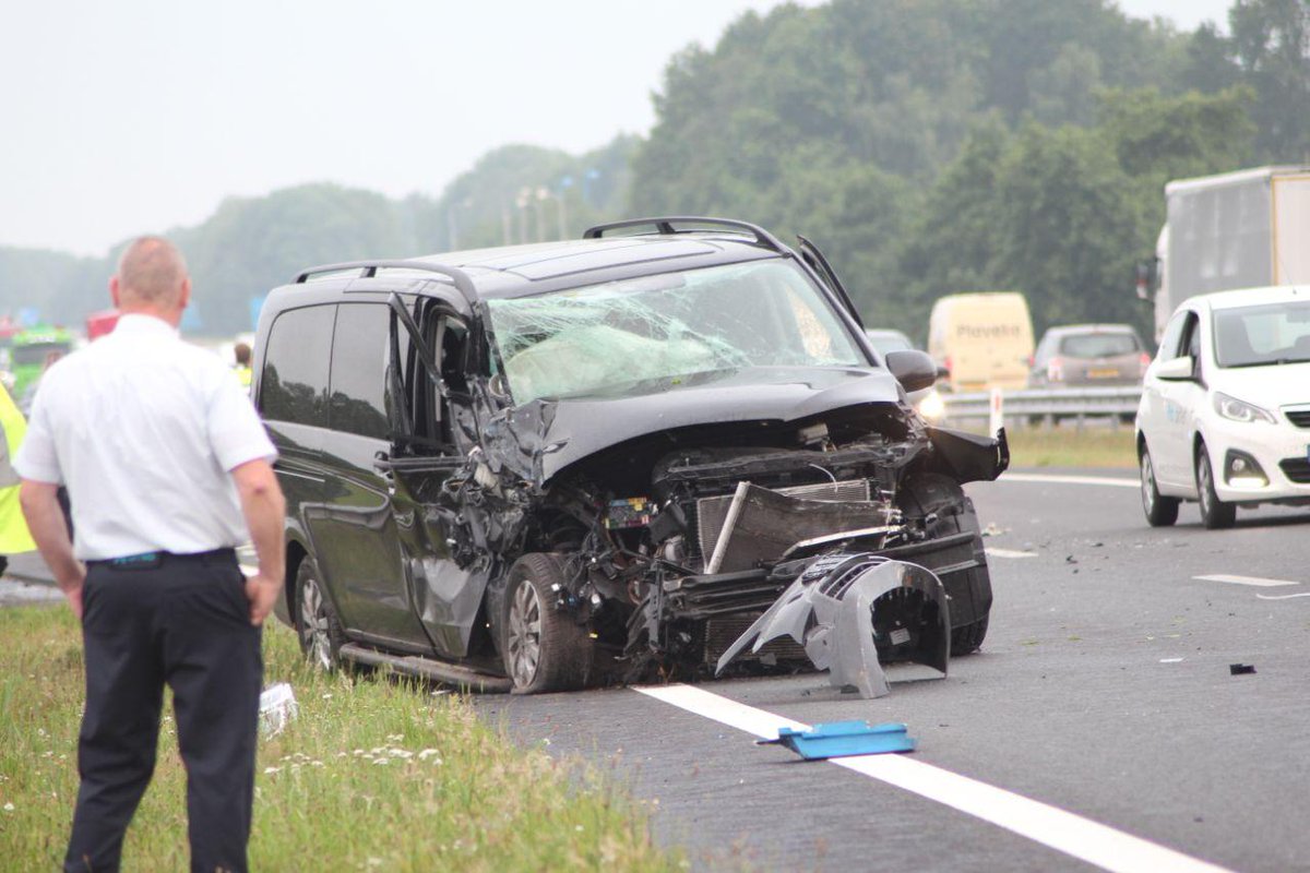 Forse schade bij aanrijding met lijnbus op de N31 bij Opeinde -.