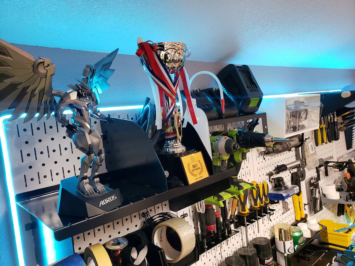 EnviousMods's tweet image. Sneak peek at the custom lighting setup I&apos;m putting around Wall Control custom pegboard system!

#wallcontrol #pegboard #enviousmods #pcmodding #shop