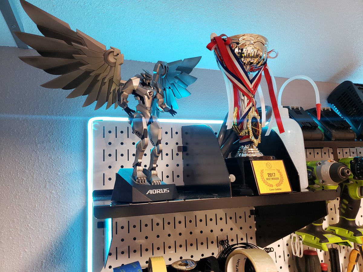 EnviousMods's tweet image. Sneak peek at the custom lighting setup I&apos;m putting around Wall Control custom pegboard system!

#wallcontrol #pegboard #enviousmods #pcmodding #shop