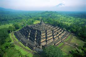 Volcanos, long rivers make land fertile. Burma, Siam, Angkor, Java, Bali, Sumatran highlands have been the big agriculture zones with populations to match. Centralised kingship, big populations and agriculture can produce impressive structures if they have the right rock. 3/9 kr