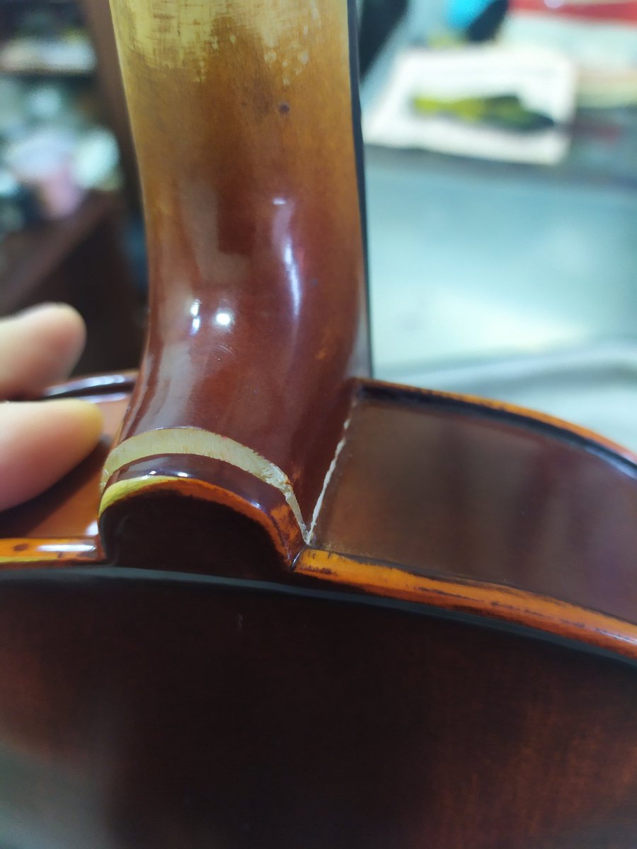 carolinadianaa's tweet photo. #Tweetappreciation de lo que le hace la fucking humedad de #Lima a los instrumentos de madera :) https://t.co/GaTponGYpQ
