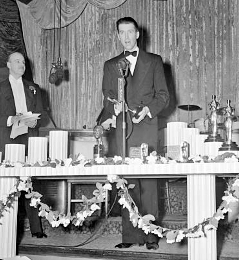 HONORES MILITARES (ver imagen) Y PREMIOS:-Premio Óscar (1941 y 1985).-Concha de Plata Festival de San Sebastián (1958, “Vertigo”).-Copa Volpi al Mejor Actor (1959, “Anatomy of a Murder”).-Oso de Plata. Berlín (1963, “Mr. Hobbs Takes a Vacation”).-Globo de Oro (1965).