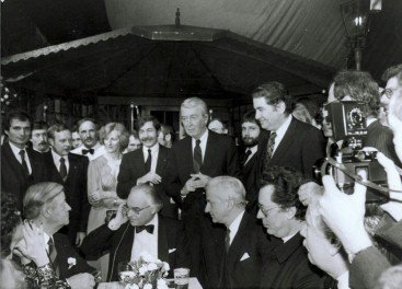 HONORES MILITARES (ver imagen) Y PREMIOS:-Premio Óscar (1941 y 1985).-Concha de Plata Festival de San Sebastián (1958, “Vertigo”).-Copa Volpi al Mejor Actor (1959, “Anatomy of a Murder”).-Oso de Plata. Berlín (1963, “Mr. Hobbs Takes a Vacation”).-Globo de Oro (1965).