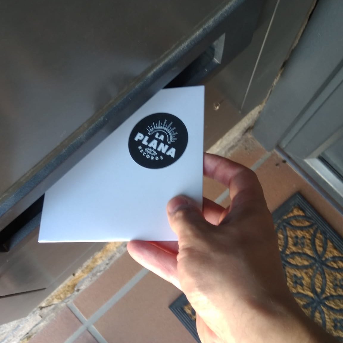 laplanarecords's tweet photo. Bon dia! Hem començat a repartir sobres, amb la quarantena superada! En vistes de les experiències passades, ens hem posat un objectiu a llarg termini. Aquests dies ens veureu per Osona sud i anirem cap al nord, gradualment.
#recompenses #verkami #osona #dvdLPR #remember2017 https://t.co/qFt73HYDdb
