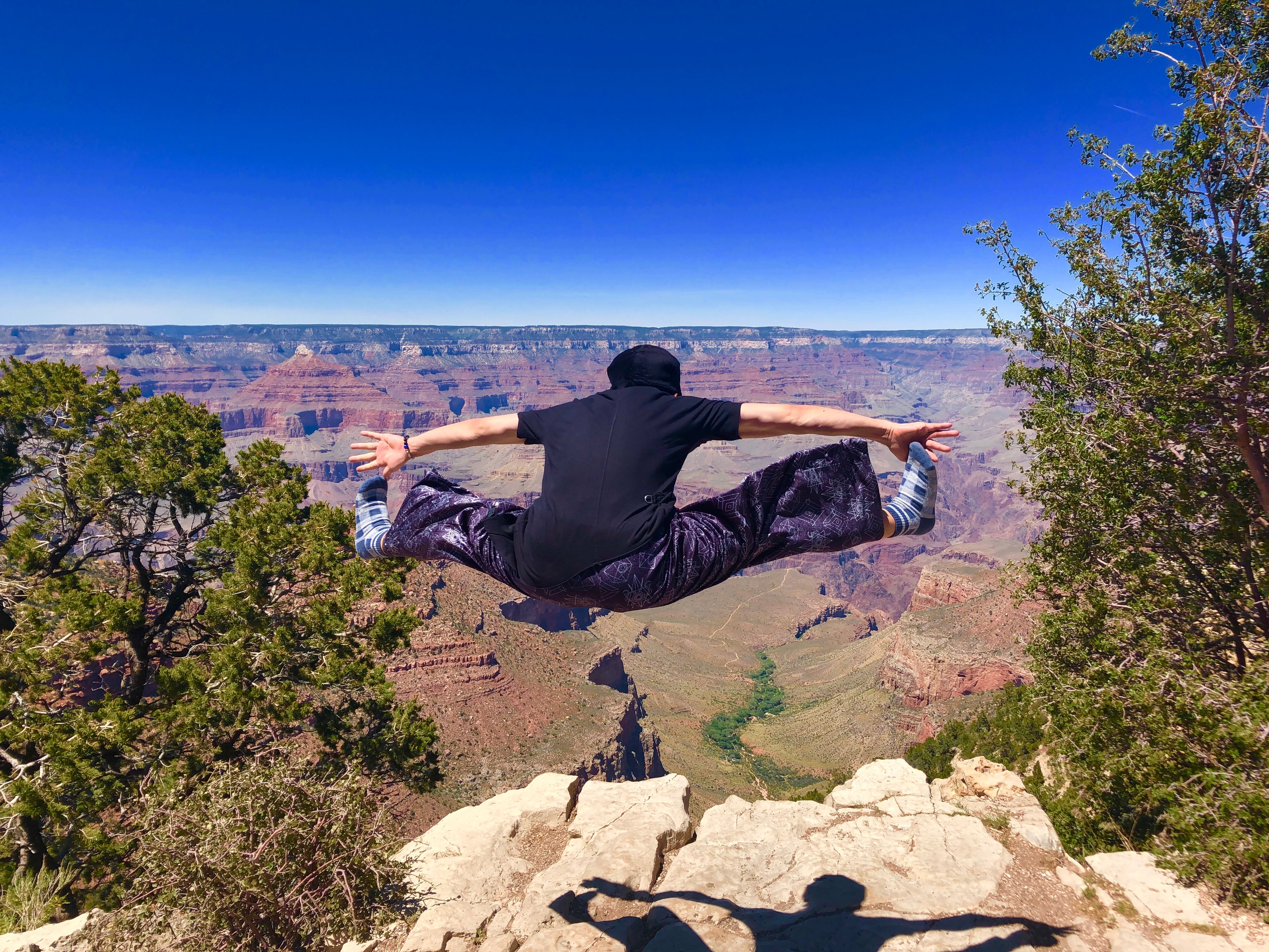 パントマイムアーティスト 前田秀 滑り台倒立 60秒 フォルムは気に入らないけど何とか達成 今年の頭からやってるこの謎のトレーニングも中々形にならずにいたから 結果が出た事については嬉しいかなと 後は 目標値の先を目指さないとゴール間際
