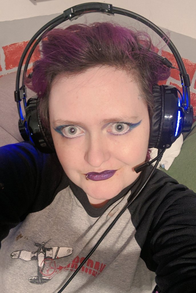 Anne_Bivalent's tweet photo. I didn't have a lot of time tonight between putting the kid to bed &amp; getting online for the #Wildemount campaign but I threw on a little something. #roll20 
#makeup #makeupartist #druid #MakeupAddict #DnD #DnDcharacter #creasecut #eyeshadow #lipstick https://t.co/ZXGR3EGHnO