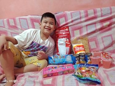 valenzuelacity's tweet photo. LOOK: Our daycare students receiving their wave 2 #AlagangValenzuelano #Nutripacks today. Happy kids! https://t.co/BYJZZsEm4b