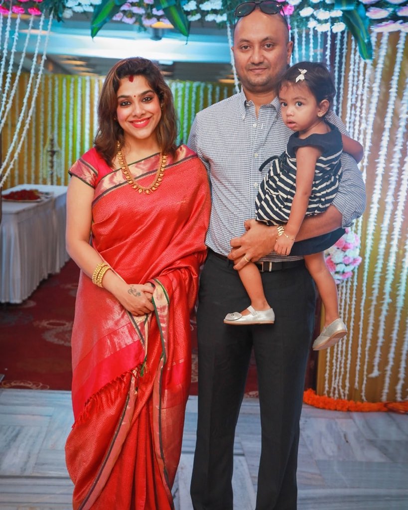 Jaya TV on X: Actress #Kaadhal #Sandhya with her husband and kid  t.comZsoiJYfSR  X