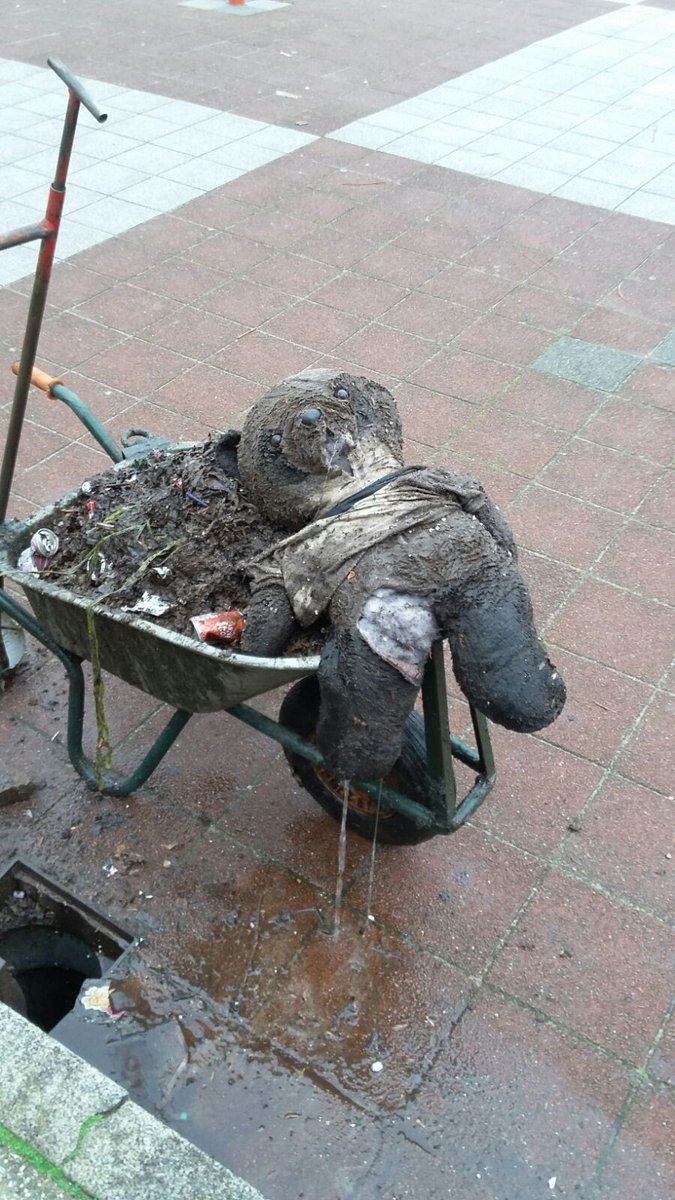 Schoonmaakdoekjes, mondkapjes, handschoenen, olie en vet hebben één ding gemeen: ze horen niet thuis in het #riool. Wat mag dan wel in het #toilet? Alleen de drie p’s: poep, plas en toiletpapier 😉 Lees meer - bit.ly/38hQKjC