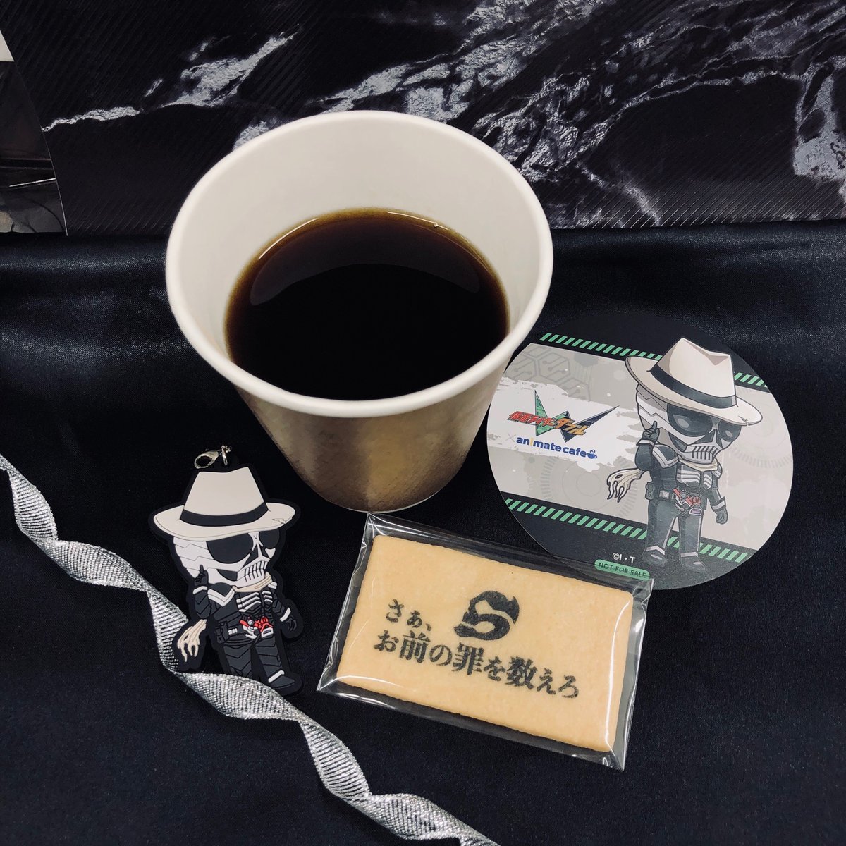 アニメイトカフェスタンドhareza池袋 仮面ライダーゼロワン 仮面ライダーw ダブル ドリンクのご紹介 仮面ライダースカル オリジナルコーヒー あの名言がプリントされたクッキーが付いた ホットコーヒーです コーヒーは アニメイトカフェスタンドhareza池袋 仮面ライダーゼロワン 仮面ライダーw ダブル ドリンクのご紹介 仮面ライダースカル オリジナルコーヒー あの名言がプリントされたクッキーが付いた ホットコーヒーです コーヒーは