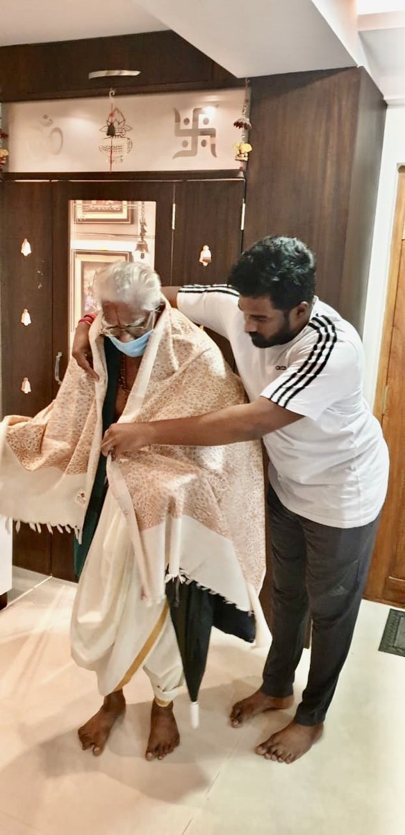 DrSandeepJSP's tweet photo. ఈరోజు ఒక వృద్ధ పురోహితుడు ఇంటి ఇంటికి బిక్షాటన చేసుకుంటూ మా ఇంటి తలుపు తట్టారు. వేదాలు పలికే నోటితో యాచించడం సమాజానికి మంచిది కాదు. @PawanKalyan గారి స్ఫూర్తితో ఆయనను పట్టు వస్త్రాలు,పండ్లు,నగదు తో సత్కరించి ఇంటికి క్షేమంగా పంపడం జరిగింది. ప్రభుత్వం వృద్ద పురోహితులను ఆదుకోవాలి. https://t.co/SPFgwz9ECQ
