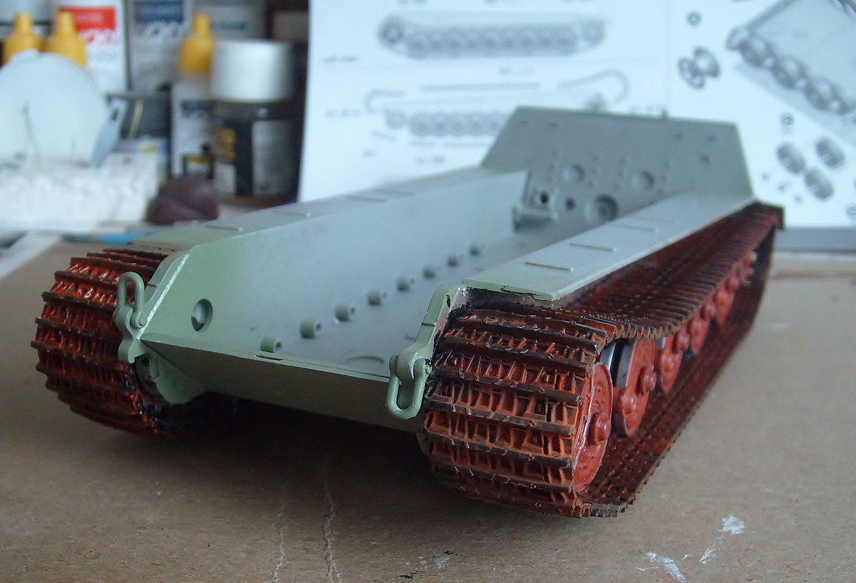 rtvmodeler's tweet photo. 🇩🇪 King Tiger Ausf B - I applied a mix., of MIG/Pigments Standard Rust #P025 with MIG/Enamel Odourless Thinner and after of this was applied MIG/Light Rust #P024 with no Thinner. In the 2nd. image you can see above of it the dry pigments and below before to dry. Regards! 🇲🇽👍 https://t.co/FeGjybqQlW