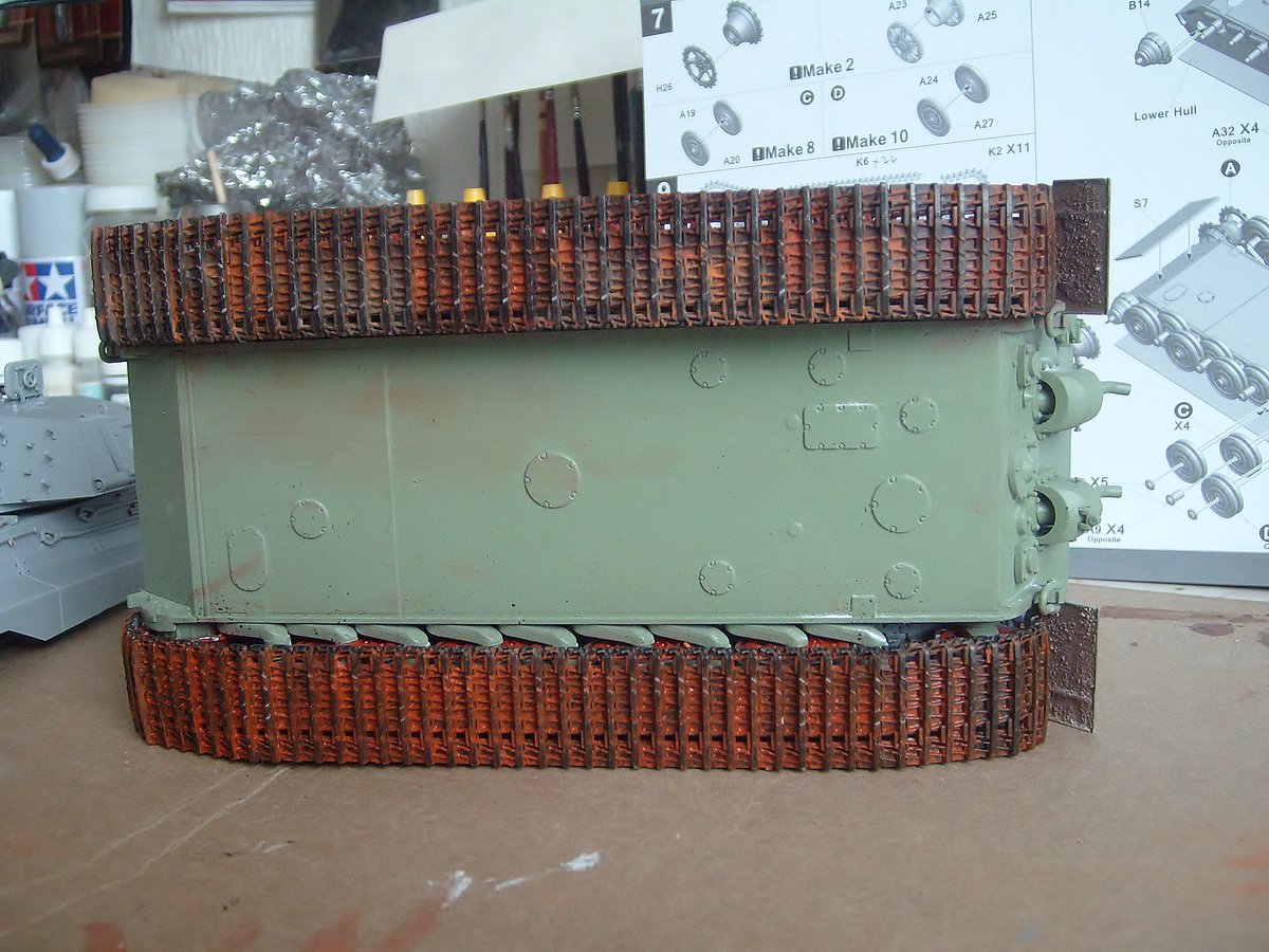 rtvmodeler's tweet photo. 🇩🇪 King Tiger Ausf B - I applied a mix., of MIG/Pigments Standard Rust #P025 with MIG/Enamel Odourless Thinner and after of this was applied MIG/Light Rust #P024 with no Thinner. In the 2nd. image you can see above of it the dry pigments and below before to dry. Regards! 🇲🇽👍 https://t.co/FeGjybqQlW