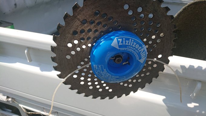 草刈り機 刃の交換でナットと向きを注意 ついでに楽なアタッチメント 緑化機械メカニックの ブログ