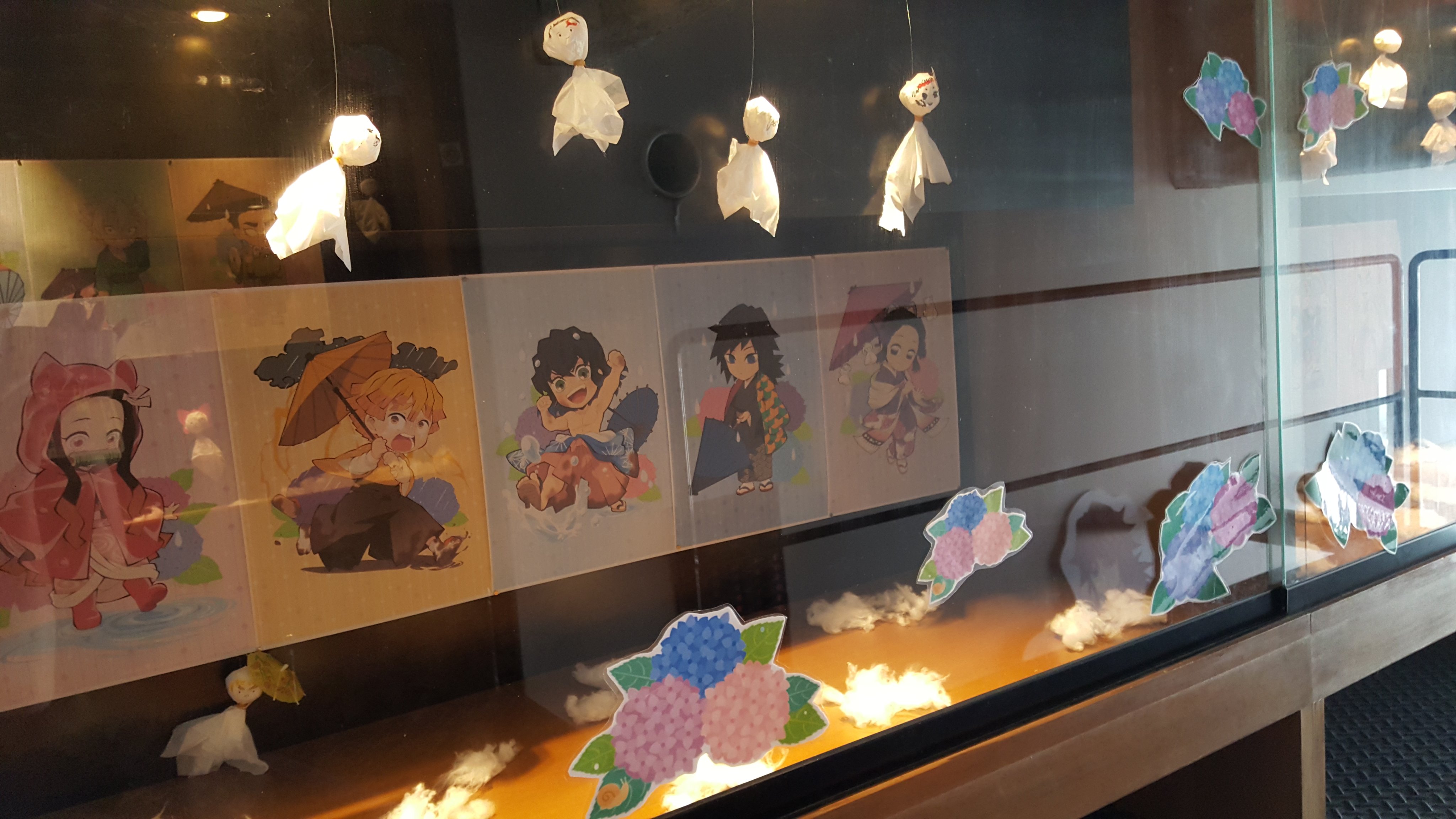 Ufotable Cafe Tokushima Ufotablecafe Tokushima ただいま徳島店は待ち時間なくご案内ができます 店内ギャラリーでは 梅雨の日カフェ 描き下ろしイラストの展示をしております ご来店の際はぜひお近くでご覧くださいませ T Co