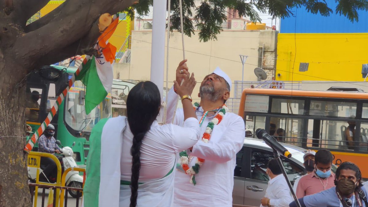 DKShivakumar's tweet photo. Preceding the 'Pratijna Dina' event hoisted the national flag at KPCC office in Bengaluru. Jai Hind.

#PratijnaDina https://t.co/zNEVq7TEK9