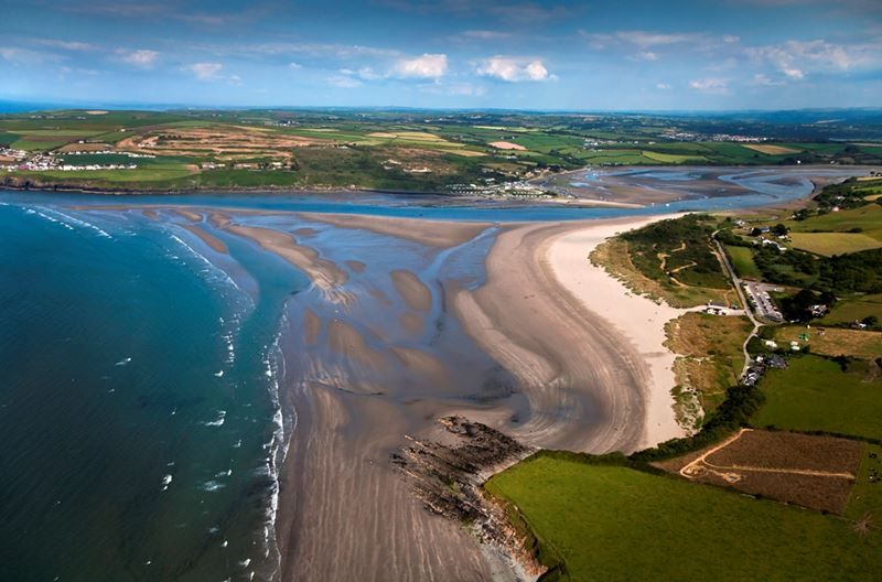 For a millennium it lay unseen and undisturbed, a stone's throw from one of Wales' most beautiful beaches.But in 2007, an aerial survey revealed something astonishing just beneath the waves. A brutally effective, colossal coastal hunting ground…THREAD 
