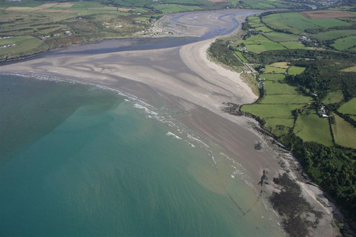 For a millennium it lay unseen and undisturbed, a stone's throw from one of Wales' most beautiful beaches.But in 2007, an aerial survey revealed something astonishing just beneath the waves. A brutally effective, colossal coastal hunting ground…THREAD 