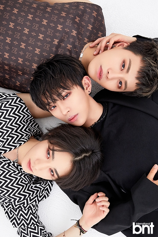 DKB_BRAVE's tweet photo. 화보 장인 다크비의 bnt 화보가 공개 되었습니다👏
BB여러분 지금 바로 확인하세요❗ 
DKB’s bnt magazine is released👏
Check it out now❗

#다크비 #DKB
#LOVE #오늘도여전히 #Still
#bnt #bnt화보
#BB https://t.co/JGLE2HqBID