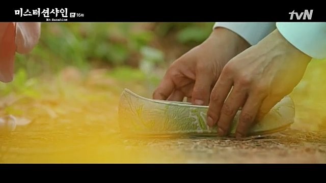 Thread scene favorit Mr. SunshineSepatu ae shin lepas pas lari ngejar Eugene trus dipakein kek gitu doang sinematografinya keren pake lampu orange 