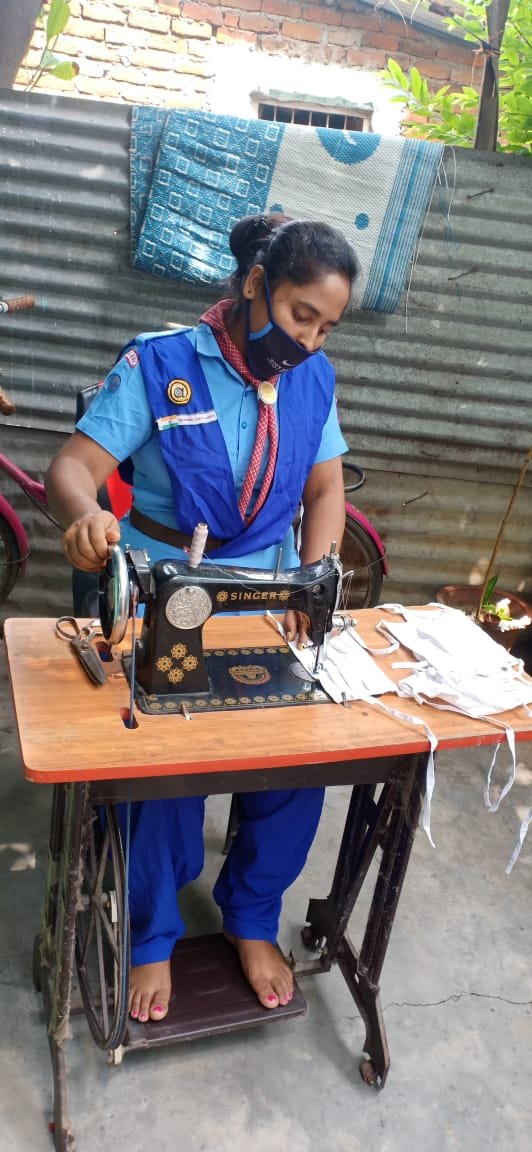 SwatiSi10192373's tweet photo. ⚜️ South Eastern Railway 
Chakradharpur District Tatanagar Association ⚜️

💫#MaskMaking  #MaskDistributing

💫 Rover, Ranger &amp;unit Leaders

#udaanbsg
#SERbsg
#COVID19 https://t.co/AAVY0vqWiO