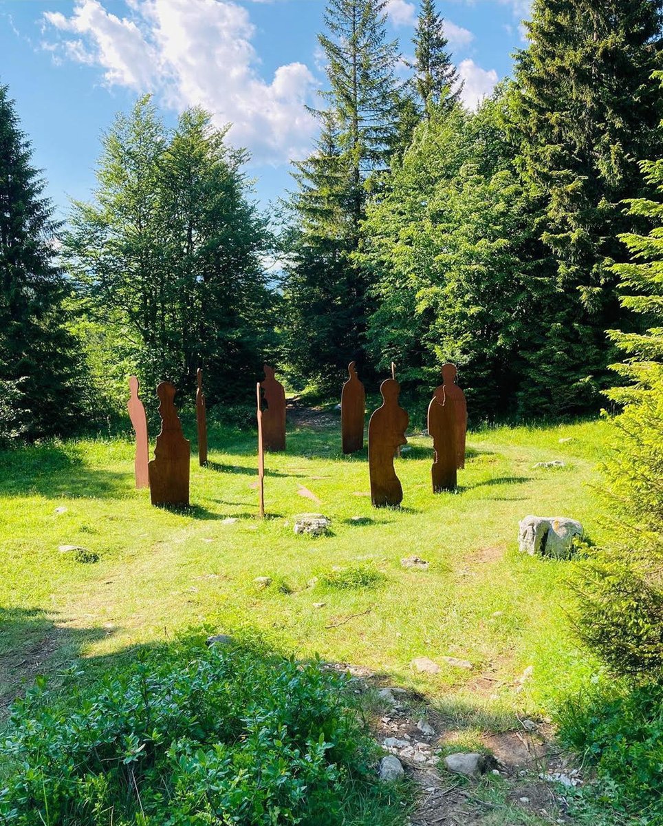 Il #SentierodelSilenzio è un percorso a forte impatto emotivo che si snoda per circa 2 chilometri tra boschi di faggi e abeti. Dieci le installazioni e per ognuna uno scritto o una poesia, per non dimenticare #Gallio, bit.ly/2YAMf0s #VisitVeneto
(foto IG giuliaafavaroo)