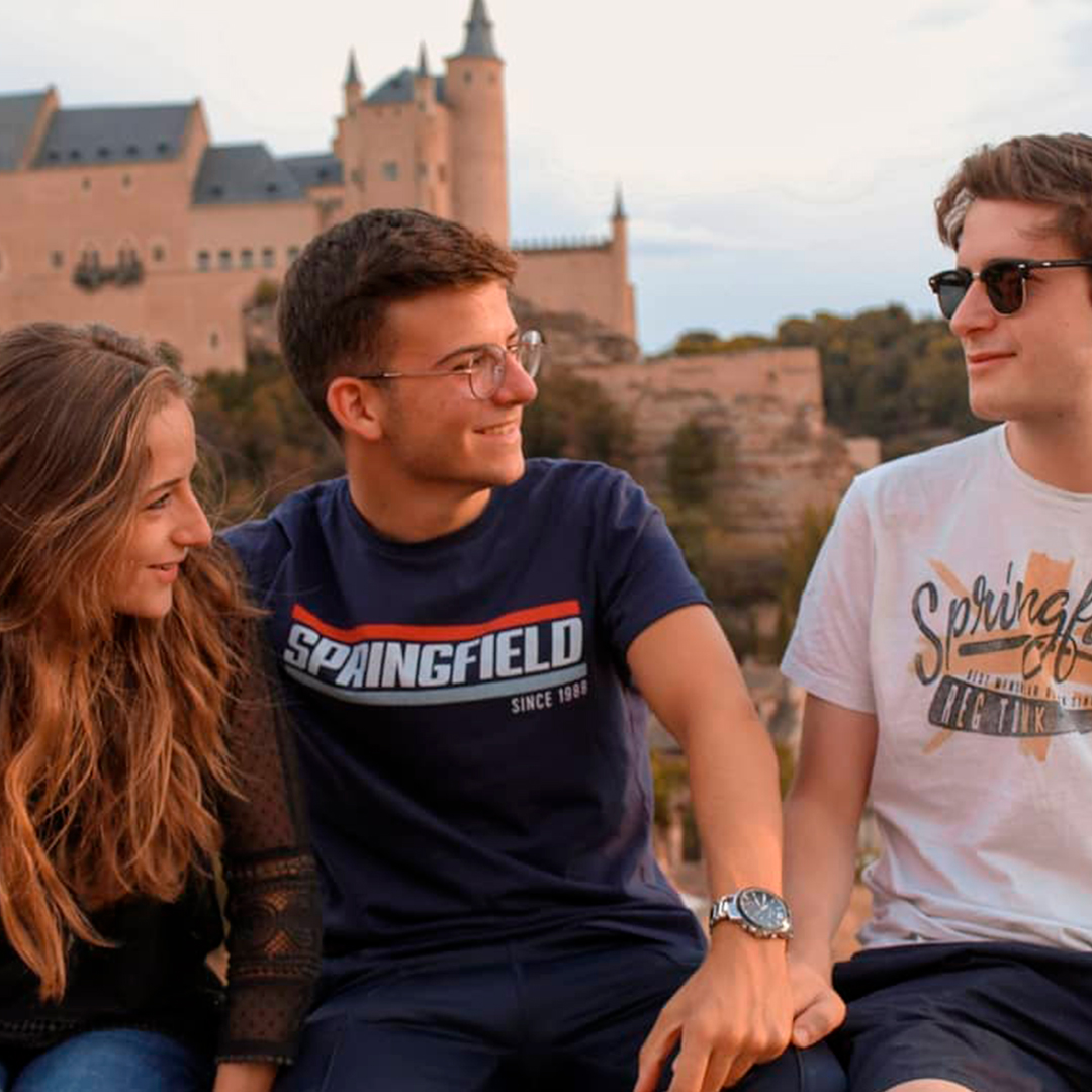 springfieldmw's tweet photo. We just got this candid all the way from Segovia, Spain📍 from @joseete_torres and his dream team! We'd love to see you with your squad and your best Springfield look!📸
https://t.co/jjzyPLrTJg #SpringfieldIsYou #AsYouLive https://t.co/5C6hZvffBc