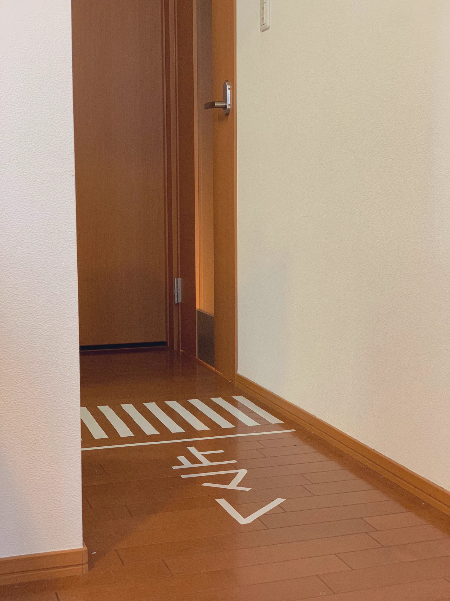 センスのある教育方法？子供が家の中を走り回らないように道路標示を作ってみた？！