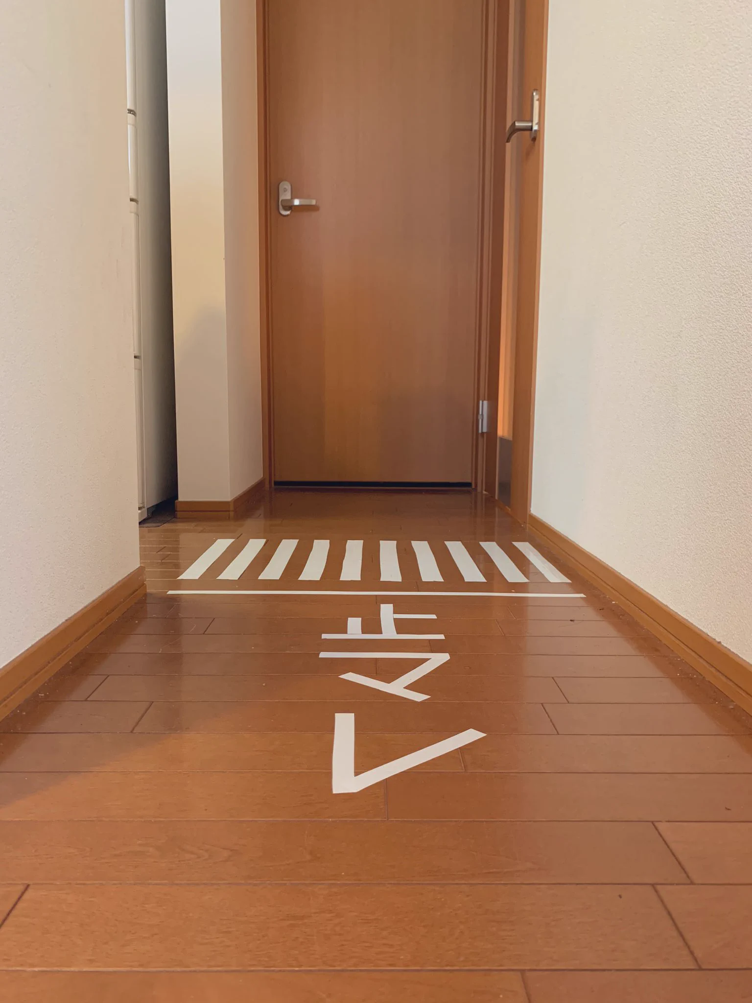 センスのある教育方法？子供が家の中を走り回らないように道路標示を作ってみた？！