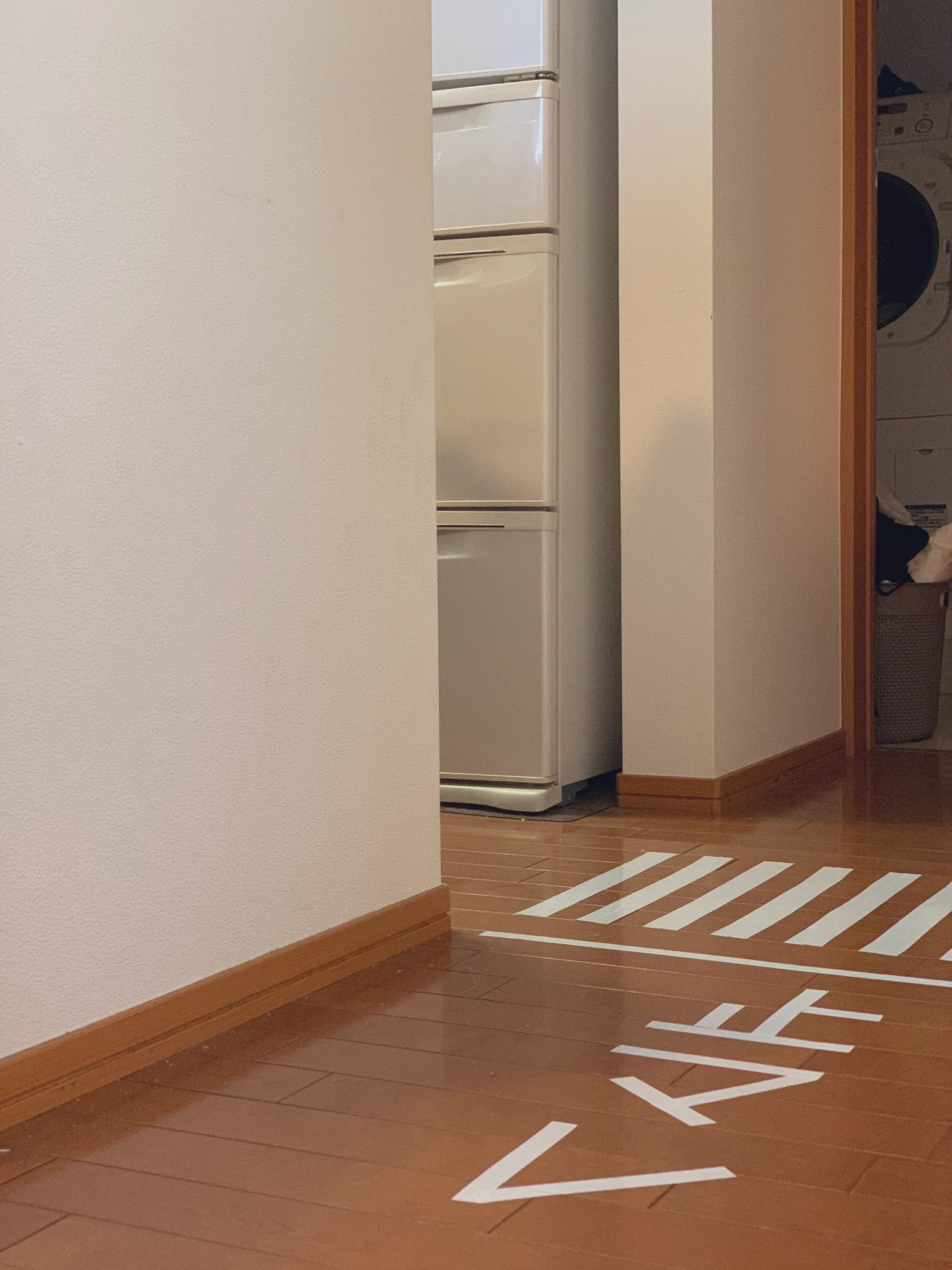 センスのある教育方法？子供が家の中を走り回らないように道路標示を作ってみた？！