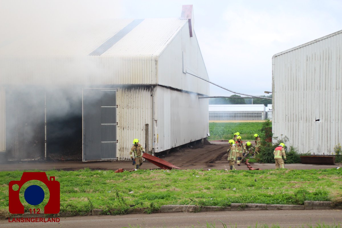 Bosland, Bergschenhoek; Er komt nog steeds flinke rook af van de loods.