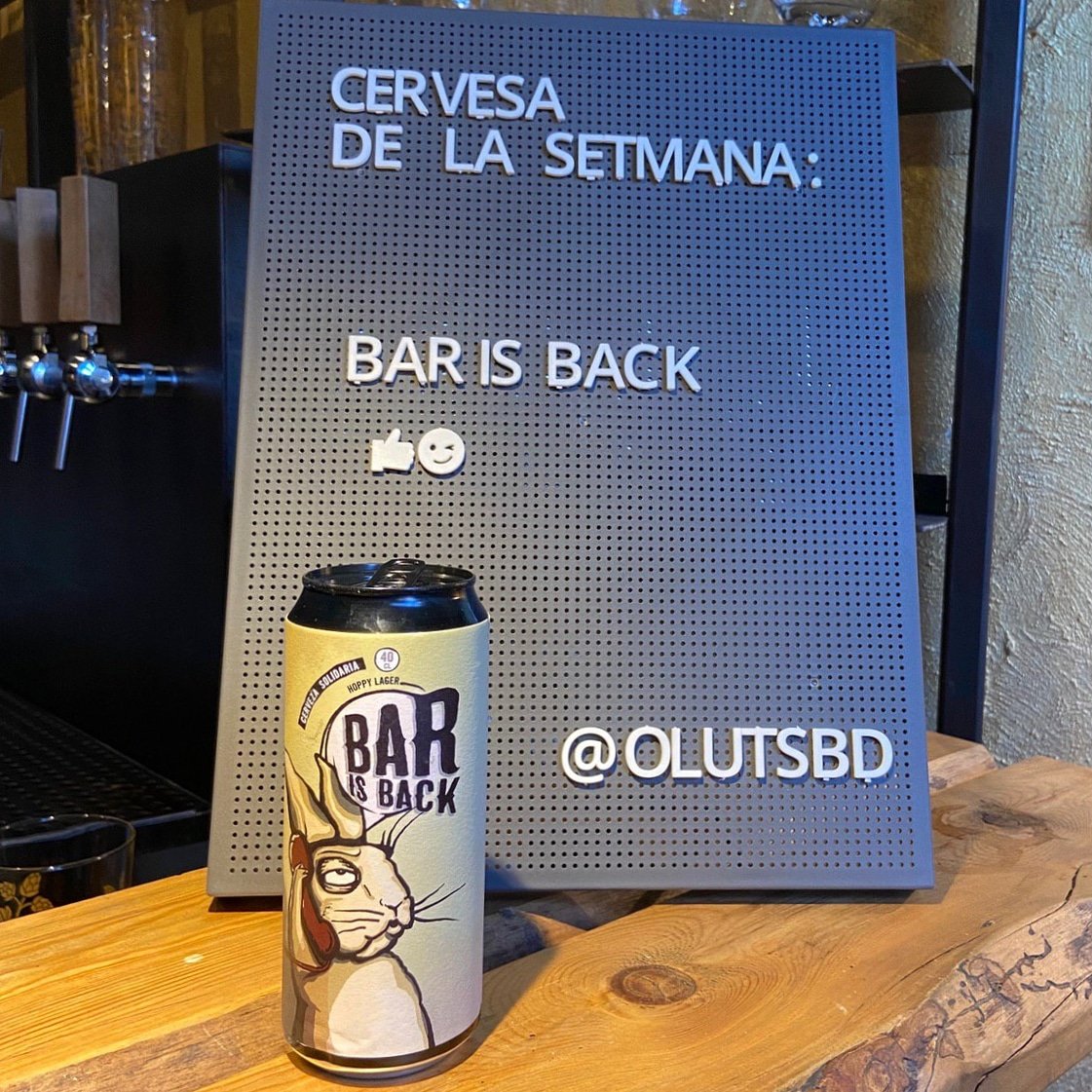 🍻Cervesa de la setmana🍻
La Bar is Back↙️
Una hoppy lager nacional. Cervesa col.laborativa.

#sabadell #cervesadelasetmana #craftbeer #cervezaartesana #hoppylager #barisback