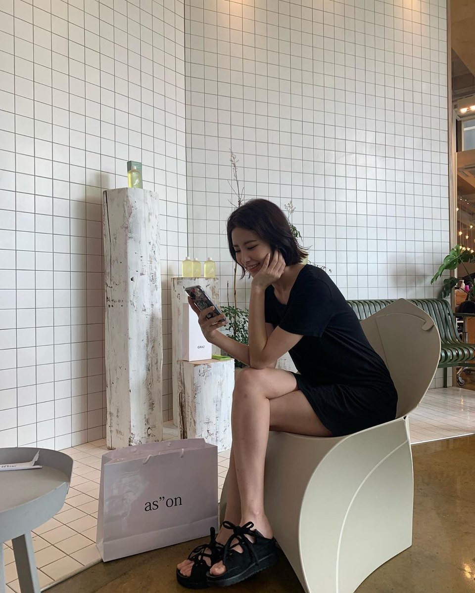 dia_sns's tweet photo. [HYUNSTAGRAM] 200702 khh1995_a IG update https://t.co/D3e974xe6h

“A phone case present from Lee Jueun🤍
Aren't they working so hard on taking photo? 🤭 #OOAF”

#다이아 #DIA #기희현 #희현 #HUIHYEON @dia_official https://t.co/GxOzk4pcEL