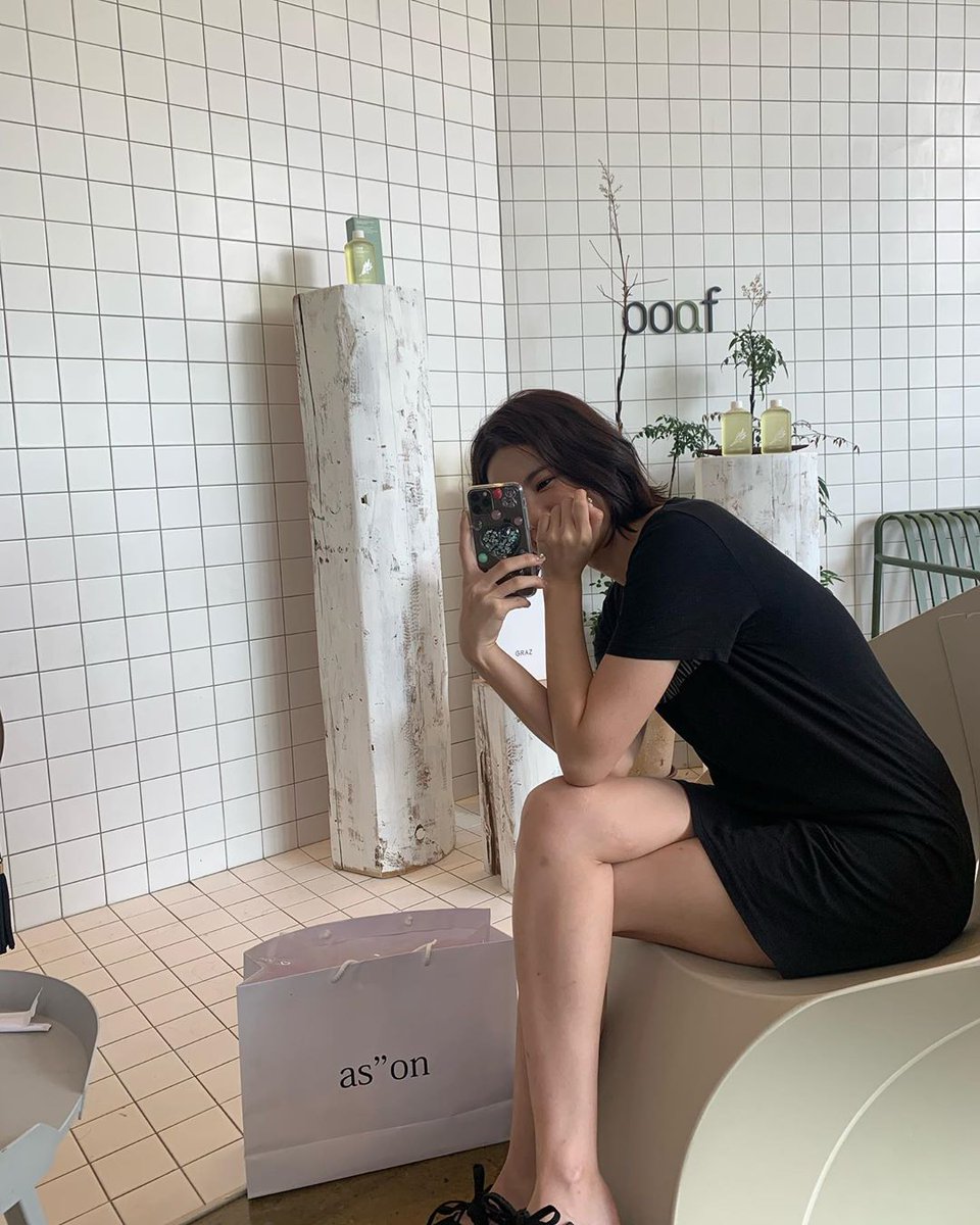 dia_sns's tweet photo. [HYUNSTAGRAM] 200702 khh1995_a IG update https://t.co/D3e974xe6h

“A phone case present from Lee Jueun🤍
Aren't they working so hard on taking photo? 🤭 #OOAF”

#다이아 #DIA #기희현 #희현 #HUIHYEON @dia_official https://t.co/GxOzk4pcEL
