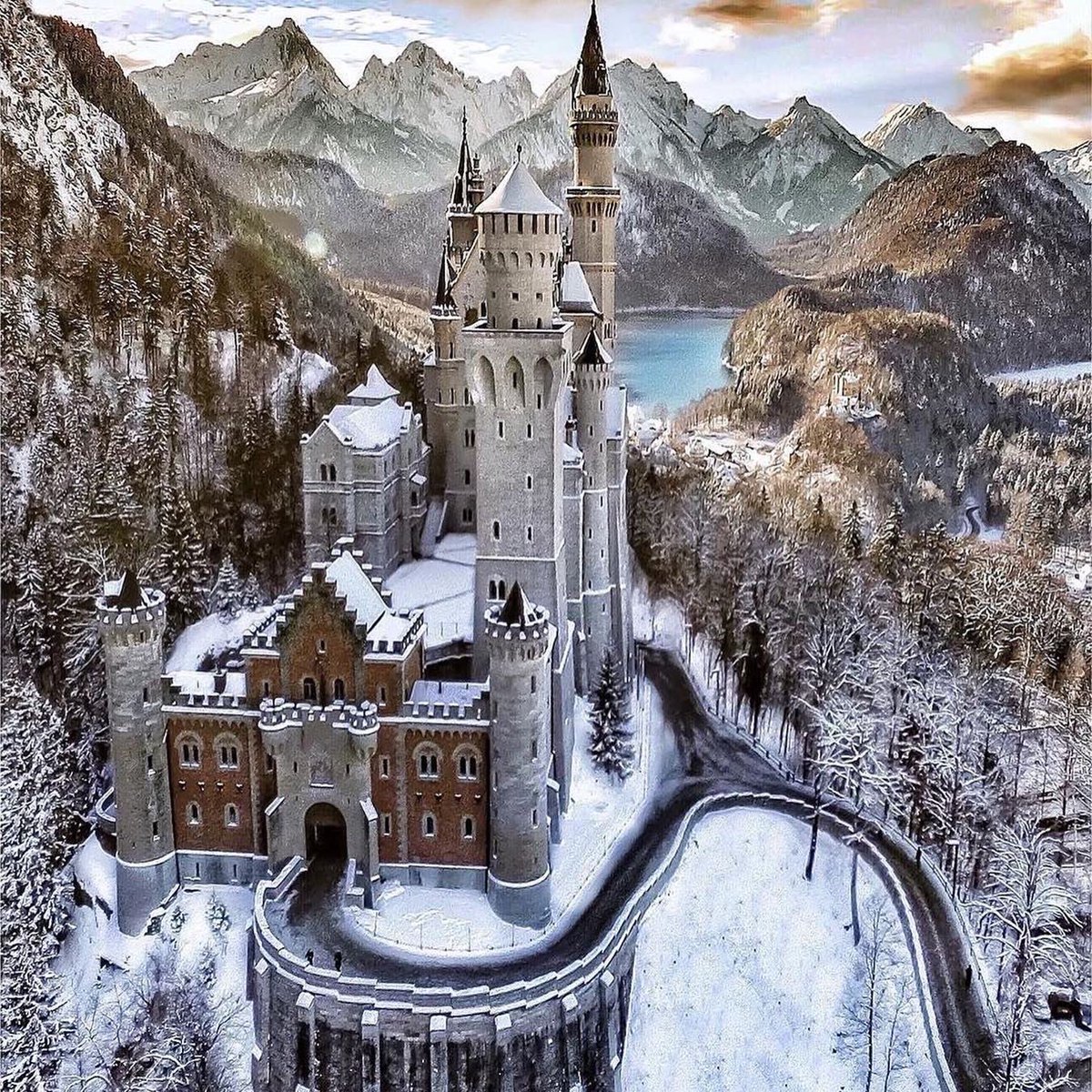 TaleTravel's tweet photo. Germany has to be one the most uniquely beautiful countries in Europe 🇩🇪 
1. Kromlau - @jacob
2. Cochem Castle - @maesters.nl⁠⠀
3. Eltz Castle - @long.explorer⁠
4. Würzburg - @journey.tom
5. Cologne - @hpmoellers
6. Bonn - @andredistel
7. Neuschwanstein Castle - @alaa_oth https://t.co/9SW4KnmvCh