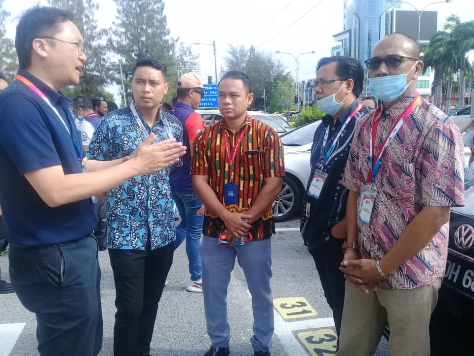 Tourism_Melaka's tweet photo. Roadshow Melaka Down To Earth 2020 oleh staff Tourism Melaka di kawasan Pulau Melaka.
#TourismMelaka
#MelakaIsThePlaceToBe
#MelakaTravelNow
#MelakaYourFirstDestination
#MelakaSafeHaven
#MelakaKuMajuJayaRakyatBahagiaMenggamitDunia https://t.co/sVIiivDAet