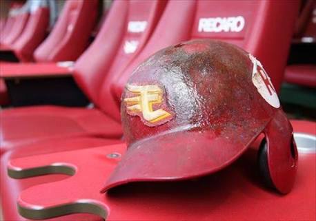 鷲み ウィーラーは楽天の時もベタベタに汚して 球団からやめてくれと言われたらしいです笑 滑り止めに松ヤニを使うメジャーでは ピカピカのヘルメットはルーキーにみえるから嫌らしい T Co Vyn85zlpsn Twitter