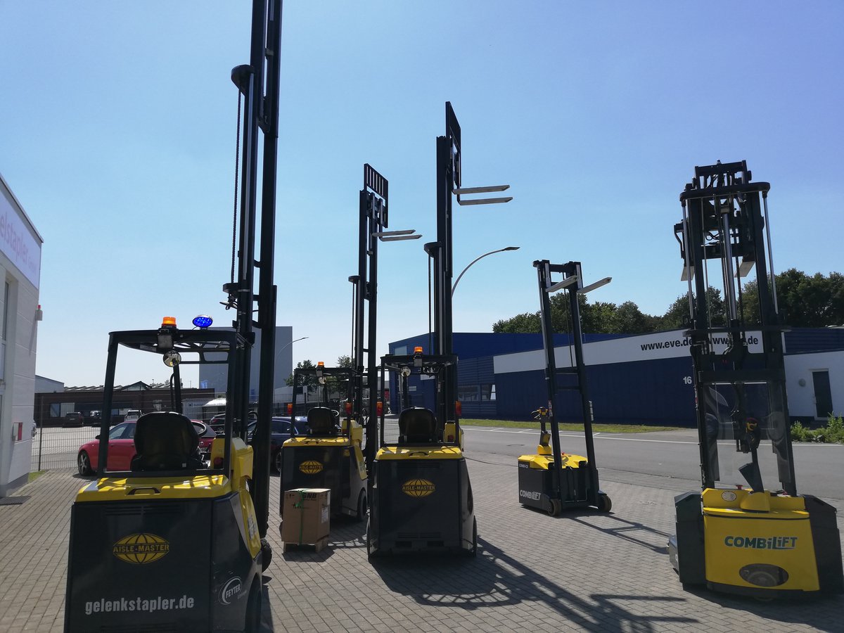 Gelenkstapler's tweet photo. Bereit zur Auslieferung! 2 Aisle Master #Gelenkstapler, 1 Aisle Master #Mietstapler, 1 CS1500 Gegengewicht Hochhubwagen und 1 WR4 Vierwege #Hochhubwagen stehen bereit zur Auslieferung an verschiedene Kunden. Mehr erfahren? Besuchen Sie unsere Homepage https://t.co/05gmOpcy06 https://t.co/oMUjLkRsgD