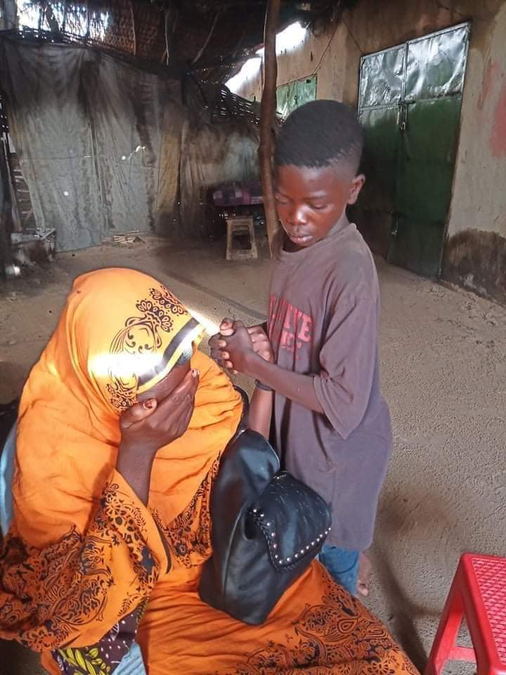 alameldin_adam's tweet photo. #السودان_الجميل 💚
مليونية 30 يونيو تعيد الطفل مصطفى لأحضان  اسرته
أن البطل مصطفي نازح ومشرد بسبب الحرب وقد فقد والديه في حرب دارفور ويعيش متشرداً بشوارع الجنينة ..
 و شاءت الاقدار ان تكتش�� خالته المتواجدة بمدينة الضعين ان من بالصورة هو ابن شقيقتها https://t.co/vlwGuIGtgU