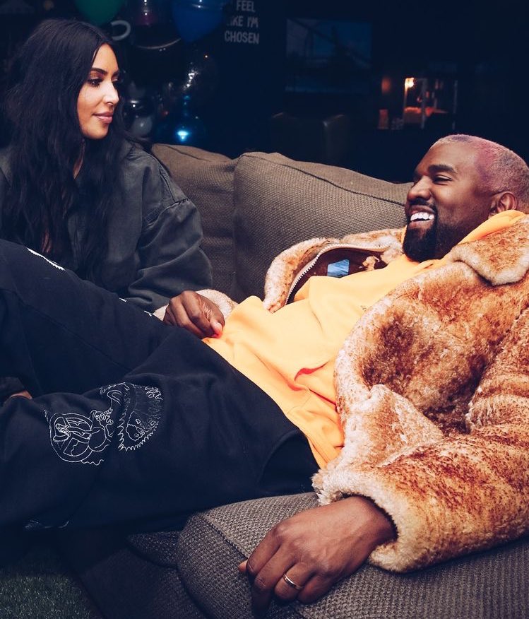 Nous savons tous que Kanye est très égocentrique. Il dit être «Shakespeare dans la chair», ce qui explique ce tableau du roi Lear.Au lieu de mourir et de faire mourir toute sa famille, «sa tragédie était une sorte d'exil que Kanye s'est imposé»