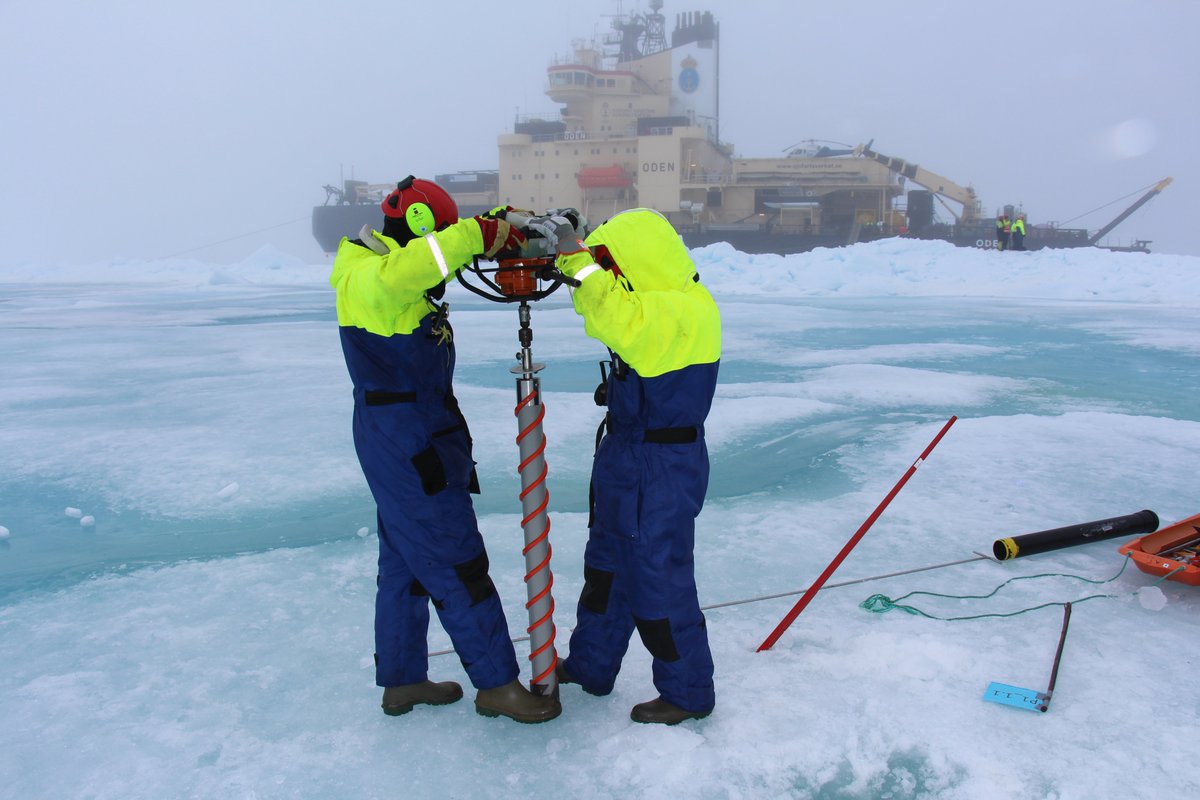 Offshore wind turbines are ‘really just like outsized cocktail sticks with a huge mass on top’. How to protect them from ice under harsh conditions? <a href="/tudelft/">TU Delft</a> researcher <a href="/HHendrikse/">H.M. Hendrikse</a>, together with <a href="/SiemensGamesa/">Siemens Gamesa</a> figured it out! Read their story! bit.ly/tudstories-ice…