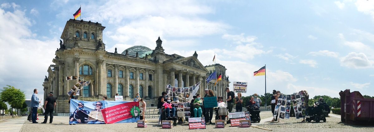 werdasliestist's tweet photo. Etwa 30 Menschen protestieren vor #Reichstag gg das neue #IntensivPflege-Gesetz, #Heimzwang für Pflegebedürftige und für die Rechte von Menschen mit Krankheiten &amp; Be_hinderungen.

#b0207 #berlin #mitte #RISG #NoIpreg #nichtMeinGesetz #pflegeNotstand @jensspahn @slamcare @ALSmobil https://t.co/XI1JEobdLi