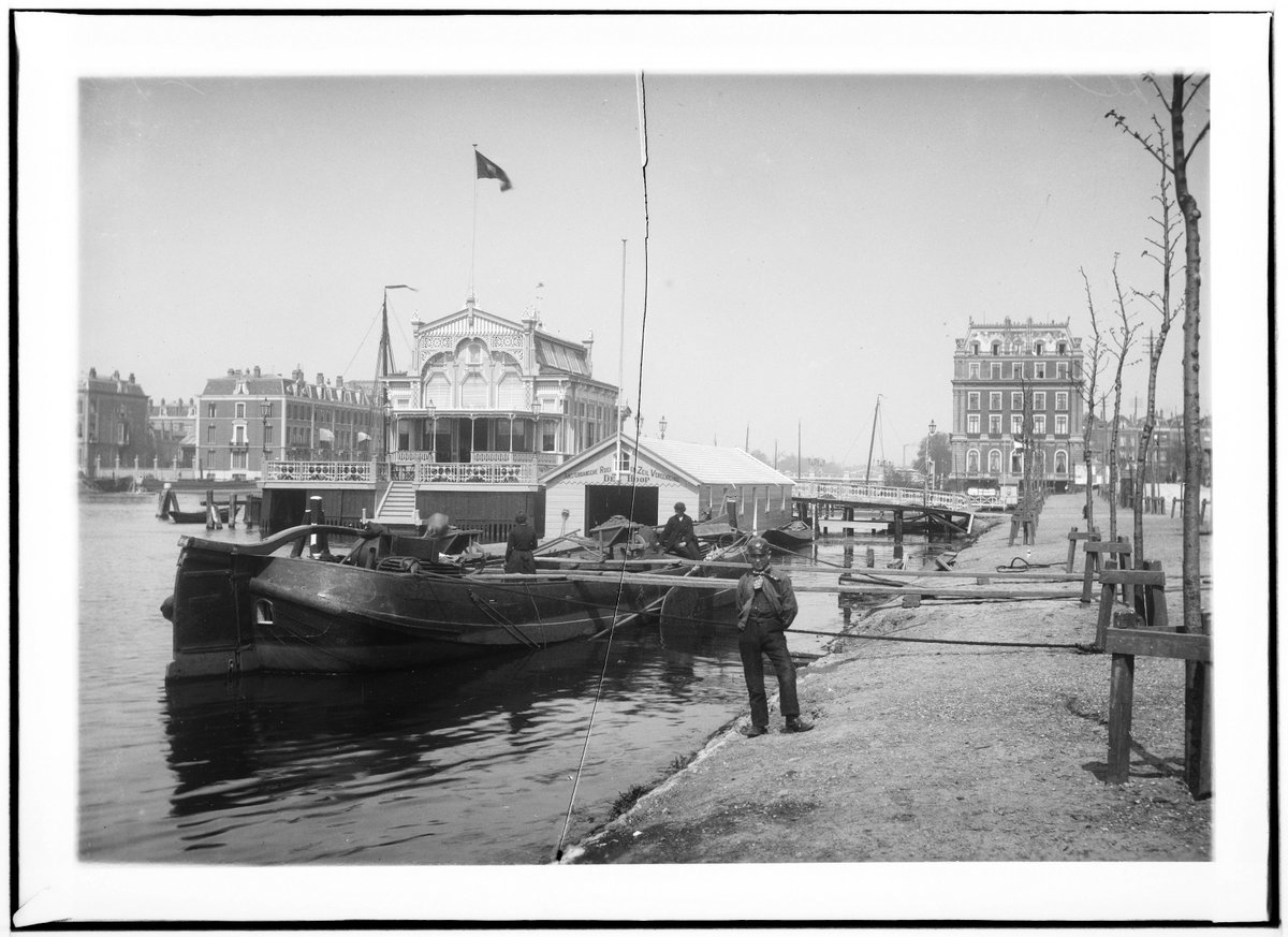 De Amstel met het botenhuis van de Koninklijke Roei- en Zeilvereniging De Hoop aan de Weesperzijde. Rechts op de achtergrond het Amstel Hotel. #Amsterdam 1895 © Collectie Kunsthandel Gebr. Douwes: glas negatieven