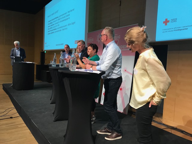 danskrodekors's tweet photo. Hvordan gør vi mere for at modvirke ensomhed og mistrivsel? - gode bud fra panelet: @DavidNielsen16 @redbarnetdk Johanne Schmidt Nielsen, @BennyAndersen @StriibMona, @VibeKlarup @AndersLadekarl
Tak for I er med!
Se med live på https://t.co/aPRldjNKcP
#dksocial #dkcivil https://t.co/hNrEsucUYa