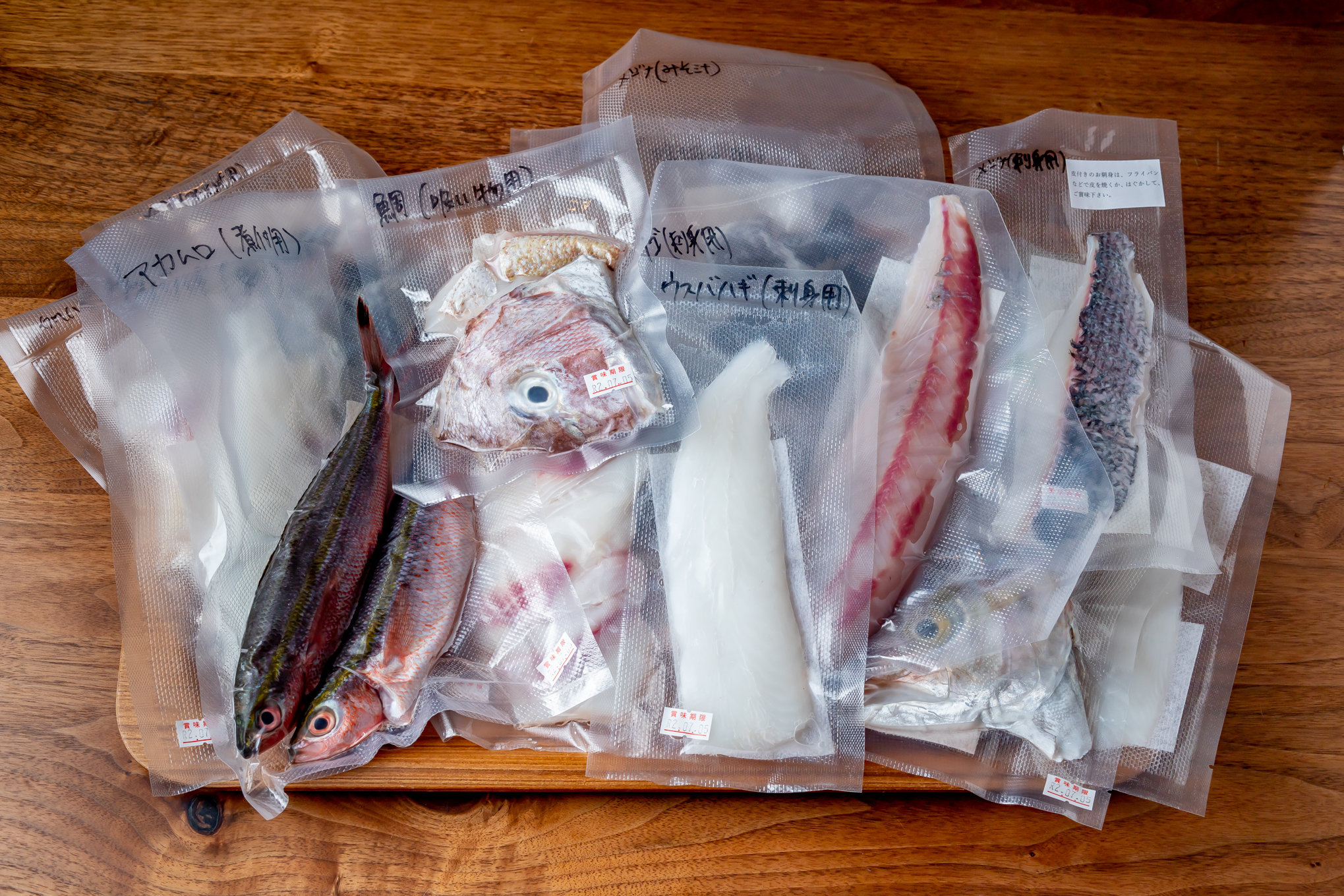تويتر ぶち猫 على تويتر お勧めのウスバハギは薄造りにしてポン酢しょうゆ ぷりぷりした食感がごちそう 小口葱の刻みと七味おろしを添えて みそ汁用の小さなカワハギのぶつ切り アラじゃなく小魚なので身がきっちりついていて旨い かぼちゃ塩煮 焼きピーマンに